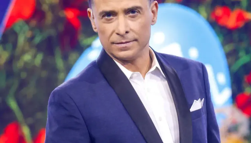 Kacper Kuszewski w granatowej marynarce z czarnym wyłogiem i białą koszulą.