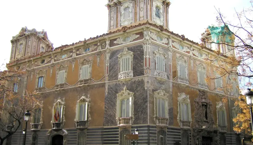 Fachada ornamentada del Museo de Cerámica de Valencia, con detalles en mármol y balcones de hierro forjado.
