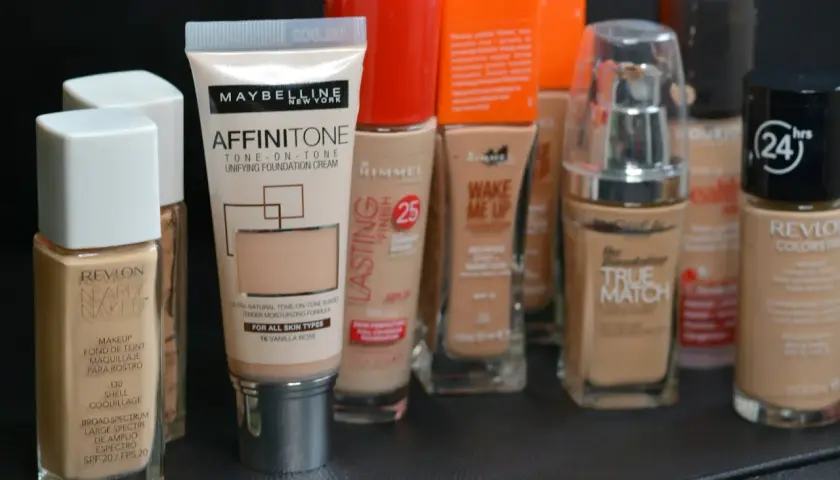 Krem rozświetlający do twarzy Rossmann i inne podkłady: Maybelline Affinitone, Revlon, L'Oréal.