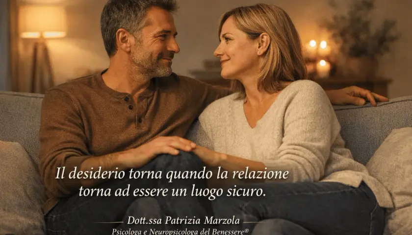 Coppia affiatata sul divano, un'atmosfera intima che suggerisce come far venire voglia al partner: la sicurezza nella relazione riaccende il desiderio.