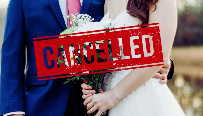 Para młoda z bukietem, na zdjęciu czerwony napis "CANCELLED". To jasne oznaki żeby nie brać ślubu.