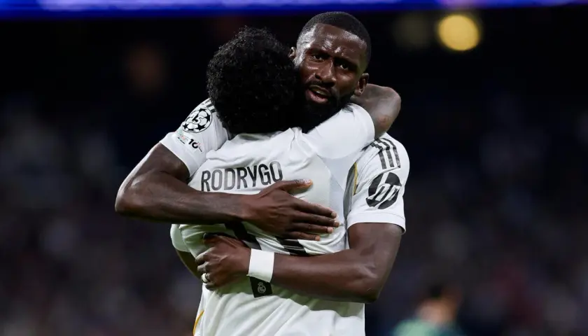 Rodrygo i Rüdiger przytulają się po golu, mimo że real madryt kontuzje to problem, radość zwycięstwa jest widoczna.