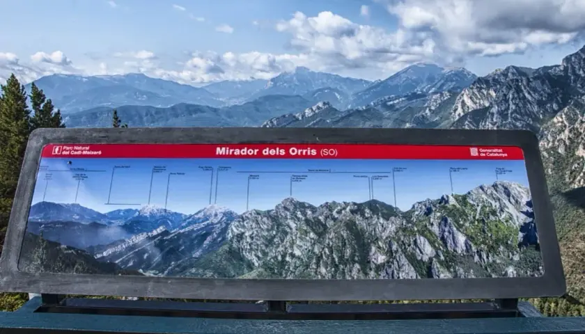 Panel informativo en el Mirador dels Orris, identificando picos montañosos del Parc Natural del Cadí-Moixeró.