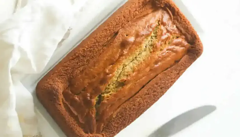 Un délicieux banana cake doré, tout juste sorti du four, prêt à être dégusté.
