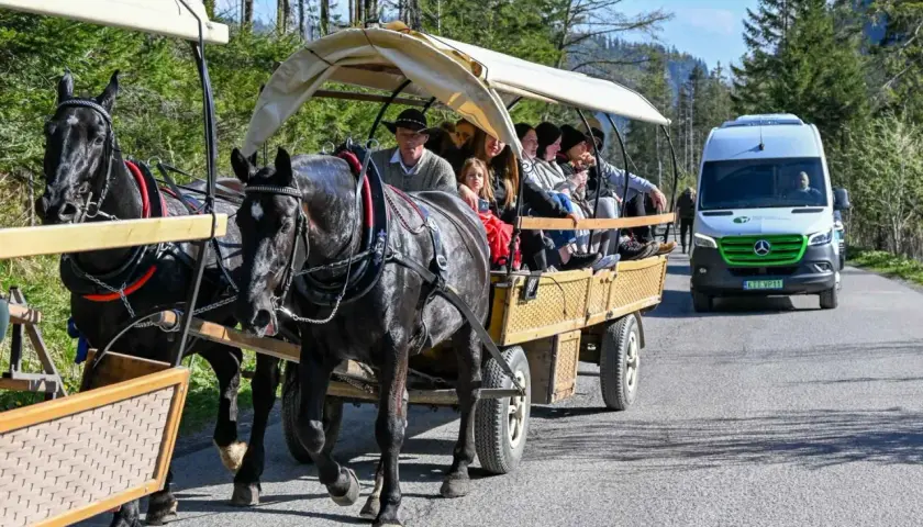 Zakopane: przejazd fasiągiem do Palenicy Białczańskiej. Cena busa na trasie? Turyści podziwiają Tatry.