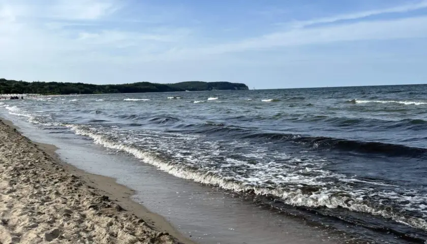 Piasek, fale i zieleń na horyzoncie – to piękne polskie morze.