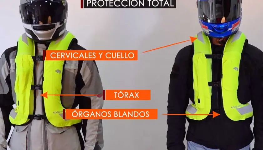 Dos motoristas con chalecos de protección total. El chaleco airbag para motoristas protege cervicales, cuello, tórax y órganos blandos.