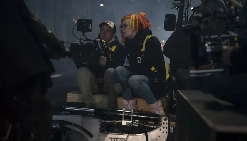 Daniele Massaccesi e una collega sul set, concentrati sul loro lavoro.