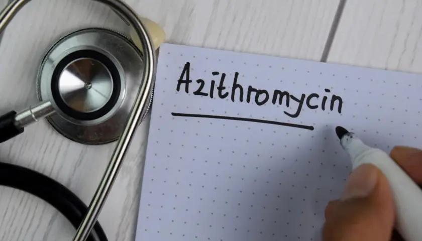 Stetoskop i notatnik z napisem "Azithromycin". Lekarz przygotowuje receptę.