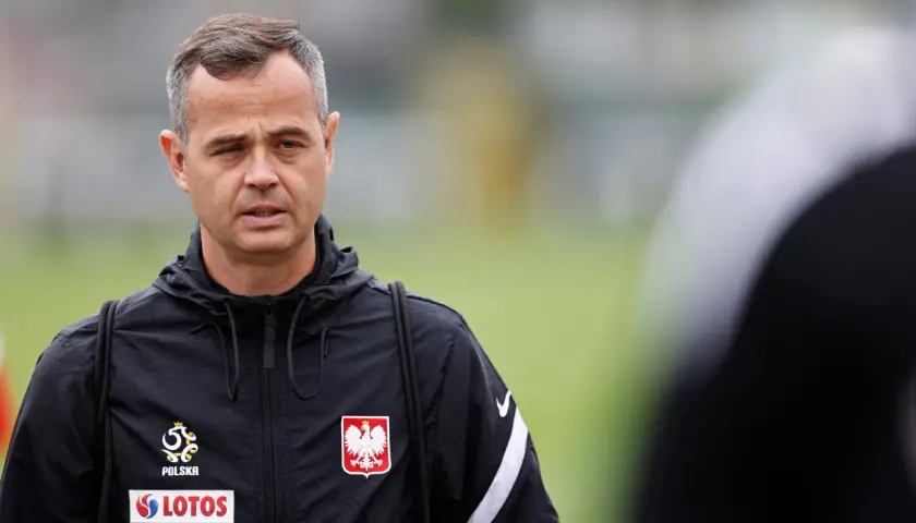 Damian Salwin, trener reprezentacji Polski, w czarnej kurtce z orłem i logiem LOTOS.