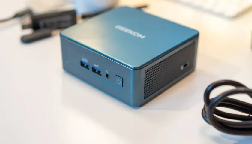 Kompakter GEEKOM Mini-PC, ideal für ein NAS selber bauen. Mit USB-Ports und Netzteil.