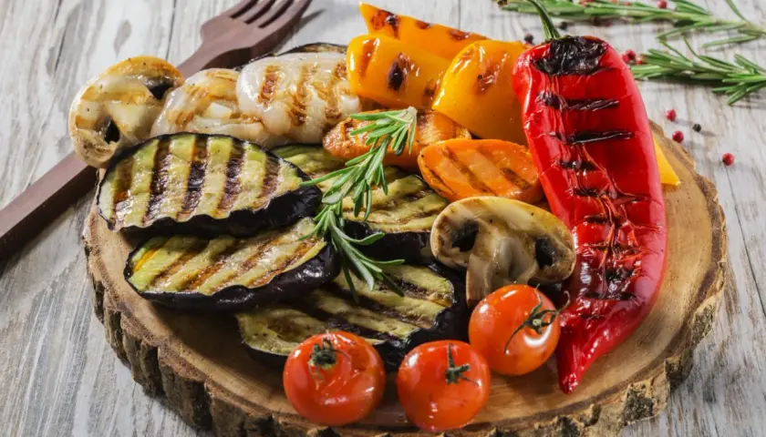 Pyszne warzywa z grilla: bakłażan, papryka, pieczarki, pomidorki i marchewka. Idealne co na grilla!