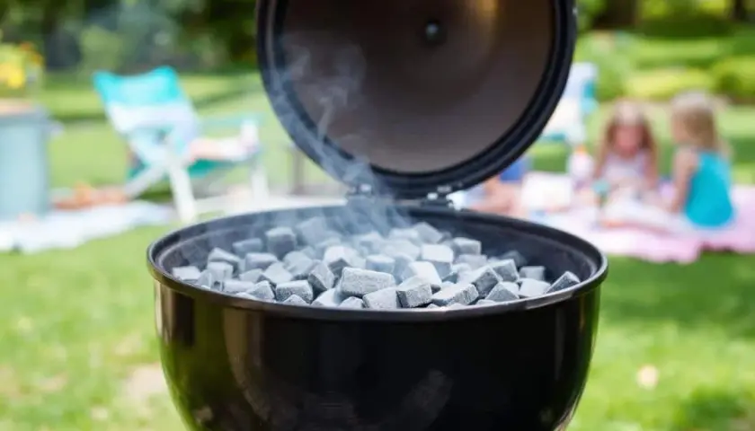 Charbon chaud dans un barbecue, prêt pour la prochaine cuisson. Que faire du charbon après un barbecue ? Attendre qu'il refroidisse.