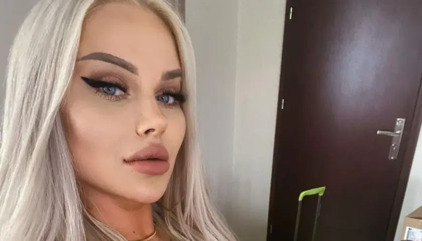 Blondynka z niebieskimi oczami i mocnym makijażem. Zastanawiasz się, ile ewelona ma lat?