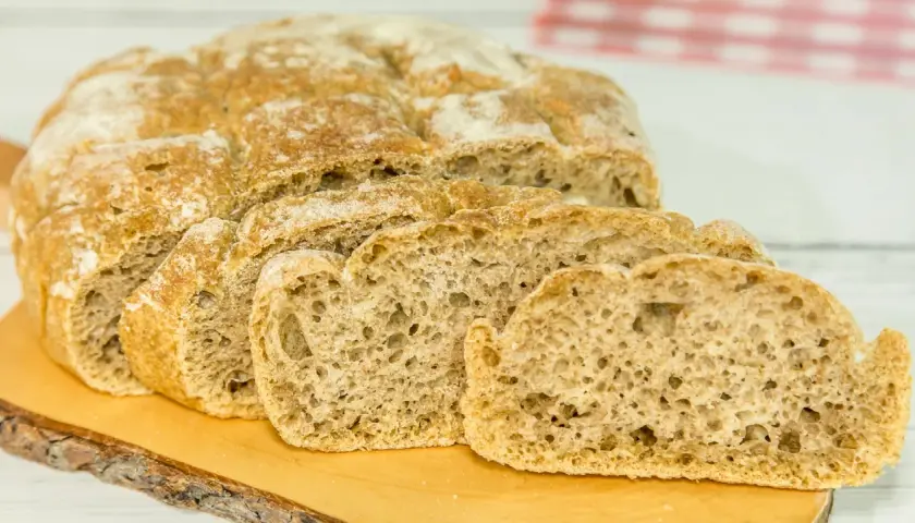 Fetta di pane rustico su tagliere. Il pane è generalmente considerato incontabile, ma qui vediamo delle fette, quindi countable.