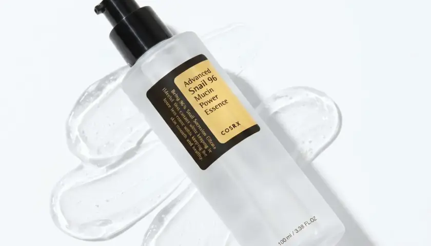 Flaska med COSRX Advanced Snail 96 Mucin Power Essence, en populär snigelslem hudvårdsprodukt, omgiven av dess genomskinliga gel.