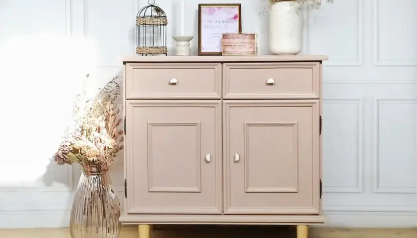 Idée de couleur pour repeindre un meuble en bois : ce buffet rose poudré, orné de poignées discrètes, est une inspiration douce et élégante.