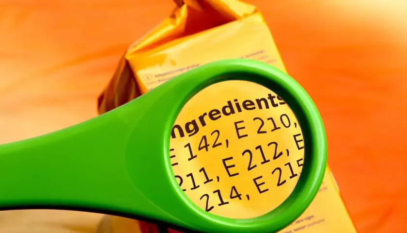 Pod lupą widać składniki: E 142, E 210, E 211, E 212, E 214, E 215. Czy wśród nich jest sodium benzoate?