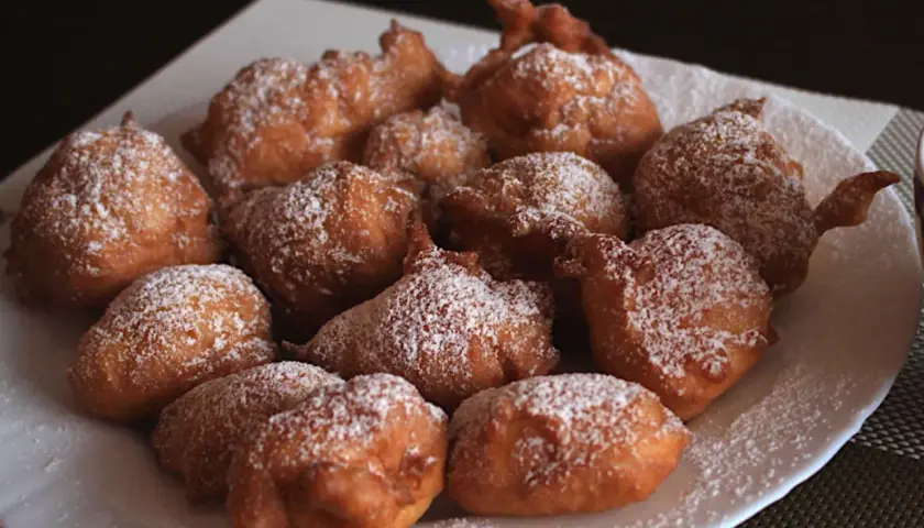 Puszyste paczki z serka homo, lekko oprószone cukrem pudrem, kuszą swoim apetycznym wyglądem.