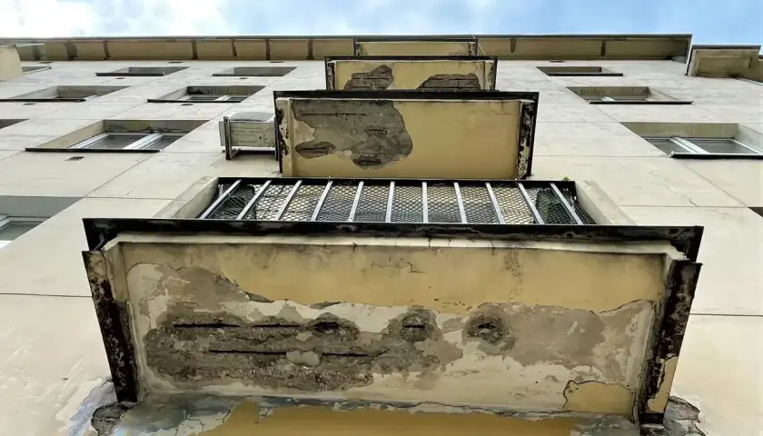 Zniszczone balkony bloku, odsłonięte zbrojenie. Potrzebny inhibitor korozji, by uratować konstrukcję.