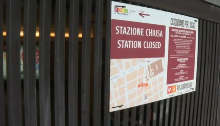 Cartello informativo sulle chiusure metro Roma: "Stazione Chiusa" e dettagli sui disagi.