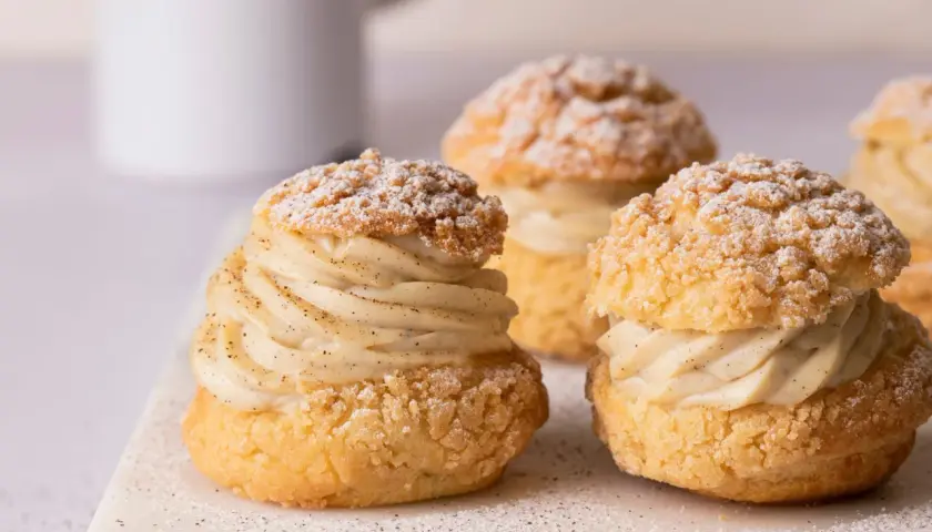 Trois délicieux choux garnis de crème pâtissière à la vanille, saupoudrés de sucre glace. Un vrai plaisir gourmand à base de pâte à choux.