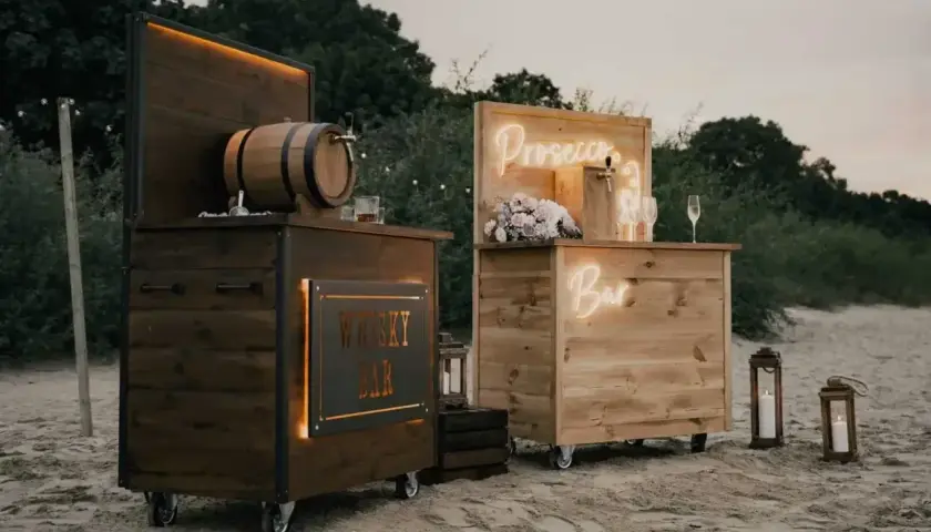 Drewniane bary na wesele: jeden z beczką whisky, drugi z napisem "Prosecco Bar". Idealne na letnie przyjęcie.