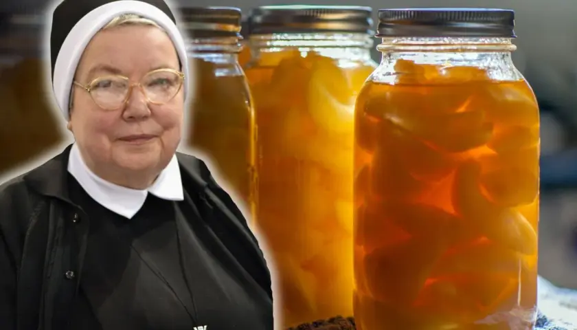 Siostra z uśmiechem prezentuje słoiki z przetworzonymi gruszkami w occie, które wyglądają apetycznie.