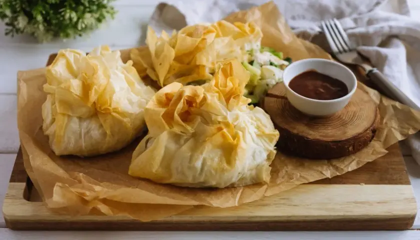 Deliciosos paquetes dorados de pasta filo, crujientes y ligeros, que envuelven un relleno sabroso. Perfectos para cualquier ocasión.