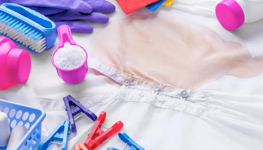 Jaki odplamiacz do ubrań skutecznie usunie plamy bez ryzyka uszkodzeń