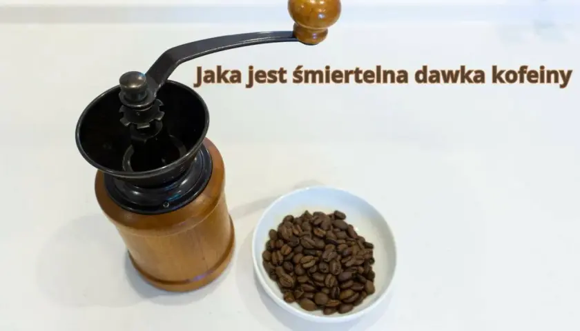 Drewniany młynek do kawy i miseczka z ziarnami. Czy to początek drogi do śmiertelnej dawki kofeiny?