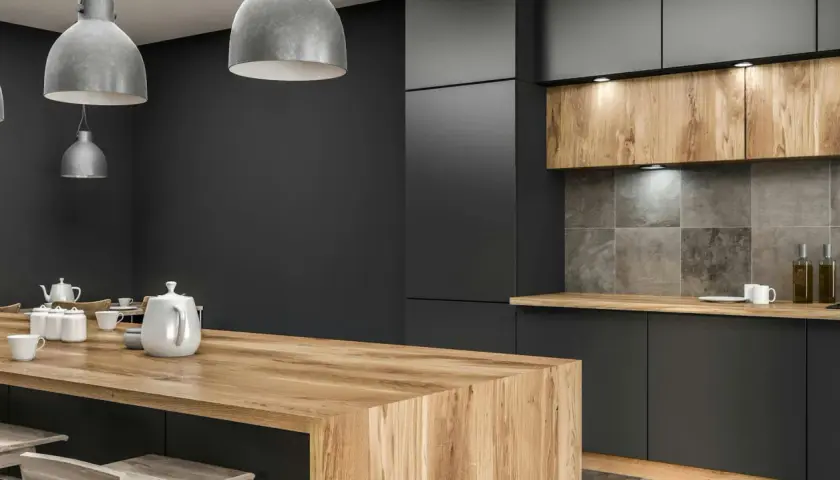 Co między szafkami w kuchni? Materiały, trendy, porady eksperta