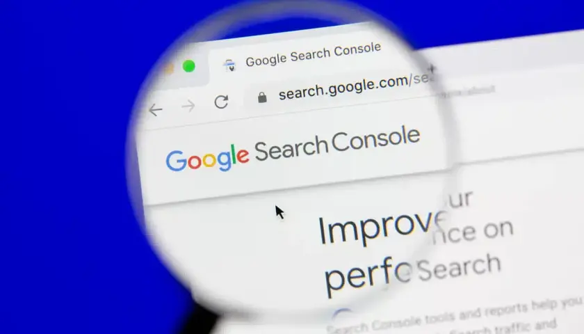 Lupa powiększa stronę Google Search Console, pokazując, jak ważna jest **google mobile friendly** dla widoczności w wyszukiwarce.