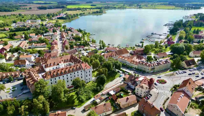 Malownicze Mazury, gdzie jechać? Urokliwe miasteczko z zamkiem, portem jachtowym i jeziorem zachęca do odpoczynku.