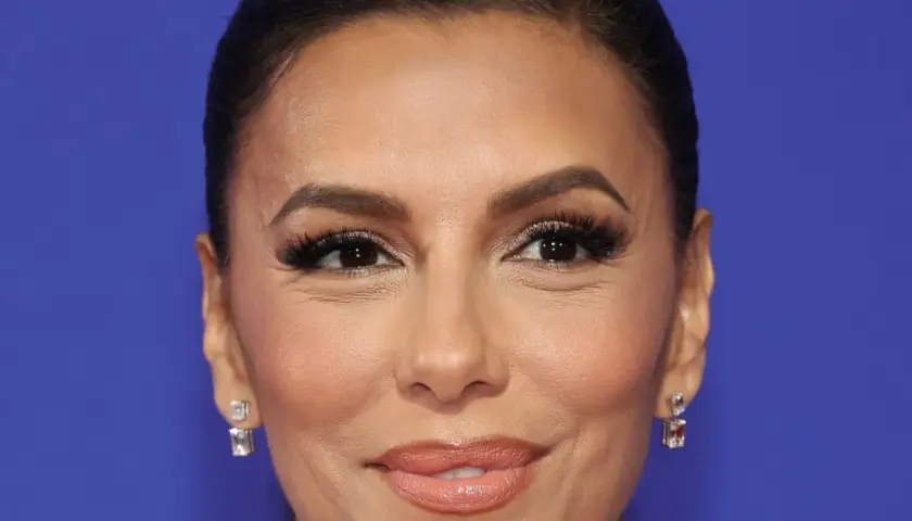 Eva Longoria luce un peinado recogido con mechas halo que enmarcan su rostro, realzando sus ojos y labios.