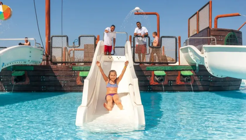 Radość na zjeżdżalni w Djerba Aqua Resort (ex. Sun Connect). Dzieci bawią się w wodnym świecie.
