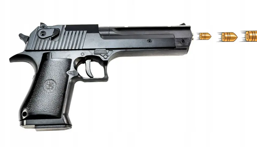 Czarny pistolet na kulki metalowe, z którego wylatują trzy pociski. To najmocniejszy pistolet na kulki metalowe, gotowy do akcji.