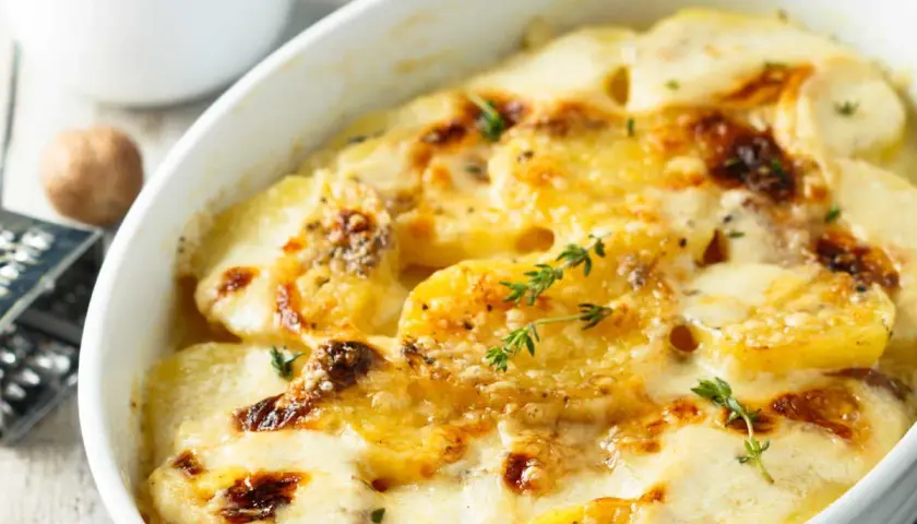 Gratin dauphinois tout juste sorti du four, le temps de cuisson idéal pour un plat crémeux et doré. Chaleur tournante pour une cuisson parfaite.