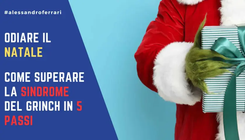 Un Babbo Natale con la mano verde del Grinch tiene un pacco regalo. Il testo suggerisce come superare la sindrome del Grinch.