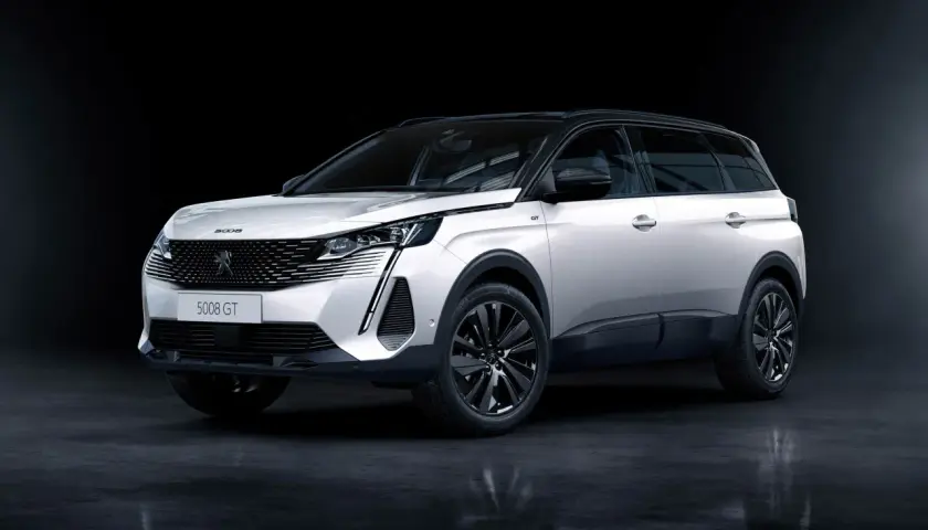 Vit Peugeot 5008 GT, redo för ett test. Denna SUV kombinerar stil med praktiskhet.
