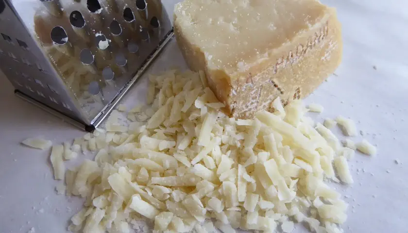 Jak przechowywać parmezan? Porady ekspertki dla idealnego smaku