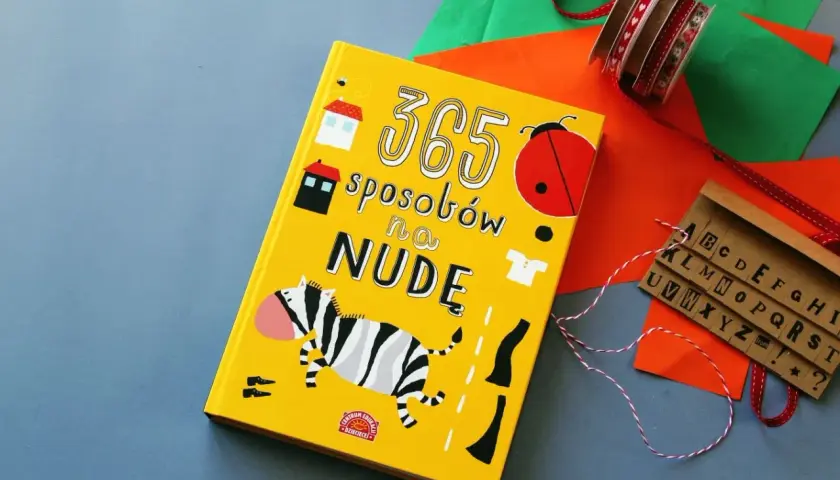 Książka "365 sposobów na nudę" z zebrą i biedronką. Idealna na zajęcia dla dzieci w domu.