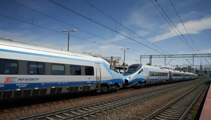 Dwa nowoczesne pociągi PKP Intercity stoją na torach. Zastanawiasz się nad pociąg warszawa - gdańsk cena?