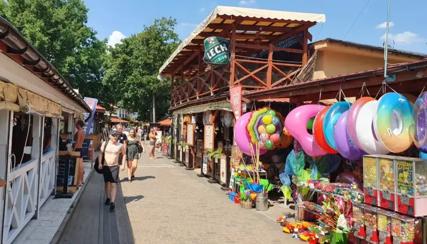 Skorzęcin atrakcje: kolorowe koła do pływania, zabawki i budki z pamiątkami tworzą wakacyjny klimat.