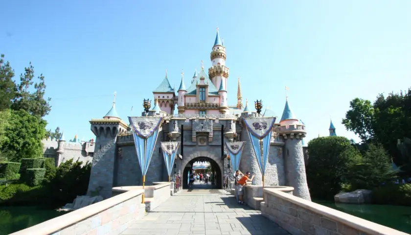 W jakim kraju jest Disneyland? Wszystkie parki i jak do nich dotrzeć