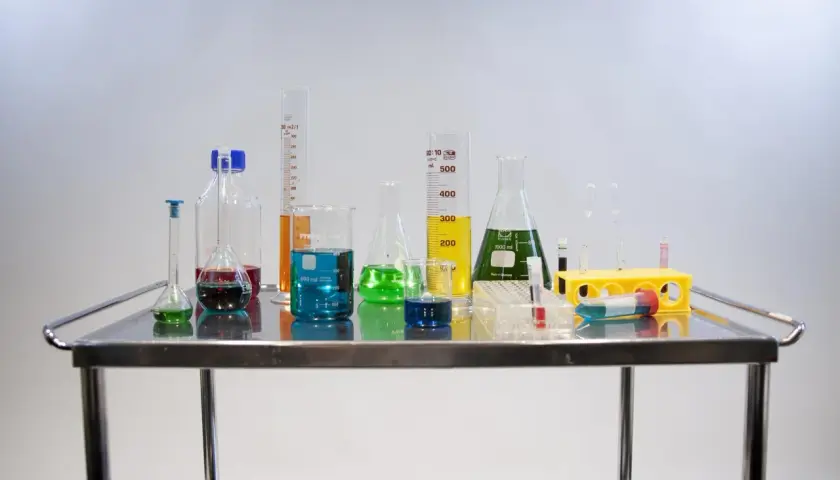 Do czego służy probówka? Niezbędnik w laboratorium chemicznym