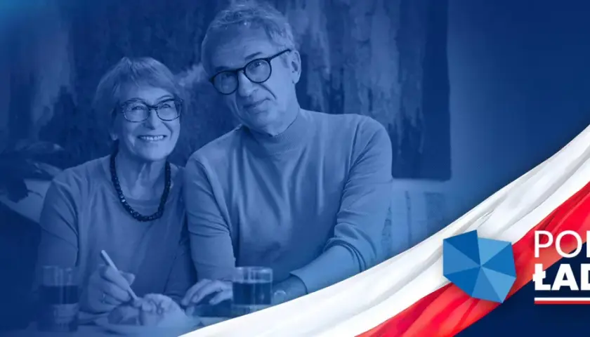 Uśmiechnięci seniorzy przy stole, symbolizujący ulgę dla pracujących seniorów. Obok biało-czerwona flaga i logo "Polski Ład".