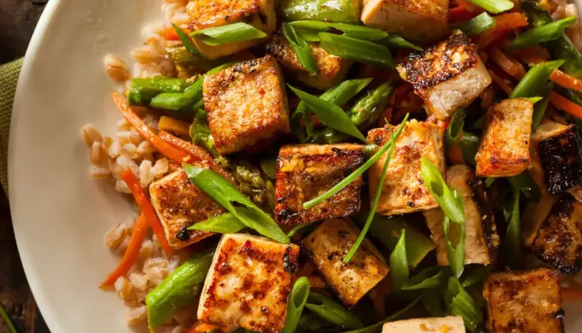 Smażone kostki tofu z warzywami i kaszą. Inspiracja na zdrowe tofu przepisy.