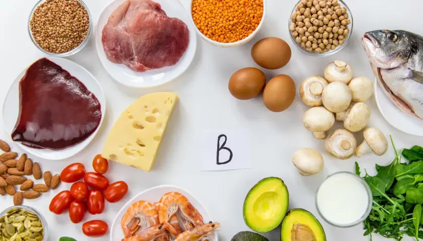 Produkty bogate w witaminę B: wątróbka, mięso, ryba, jajka, nabiał, orzechy, nasiona, warzywa i owoce.
