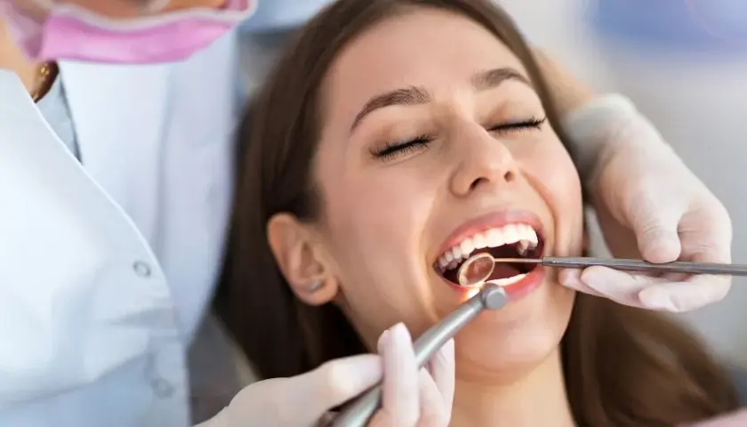 Lekarz dentysta czy stomatolog – poznaj prawdę o tych tytułach